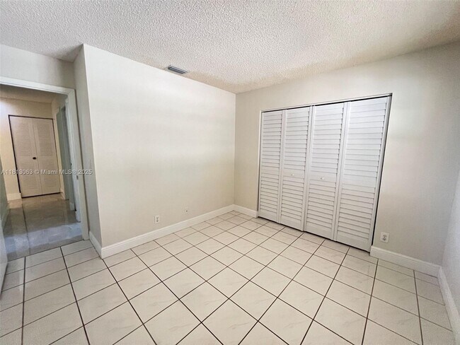 Building Photo - 435 Somerset Way
