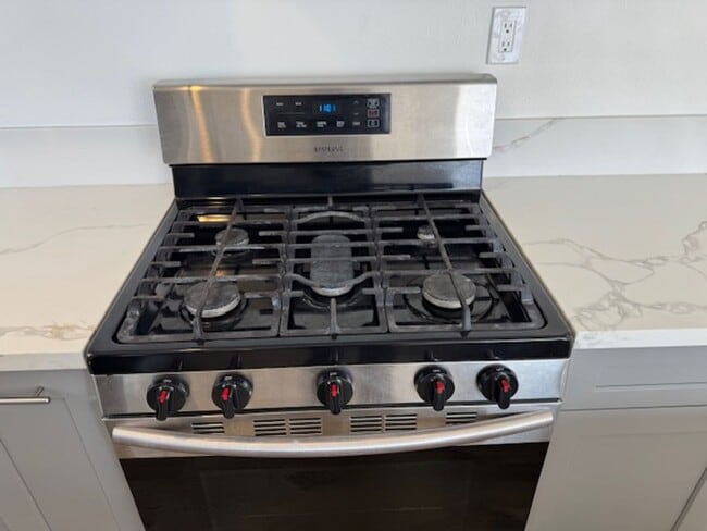 Building Photo - Beautiful 3 bedroom 2 bath HOME... no expenses spared!  Washer/Dryer... A/C Splitters... on a sle...