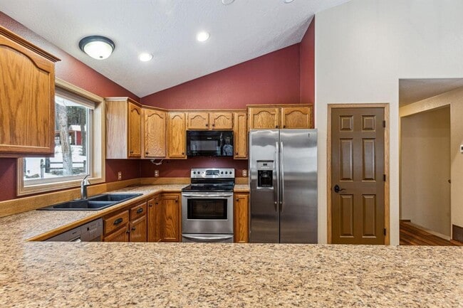 Building Photo - Lolo 4 bedroom, 2 bath, 2,520 Sq. Ft. home...