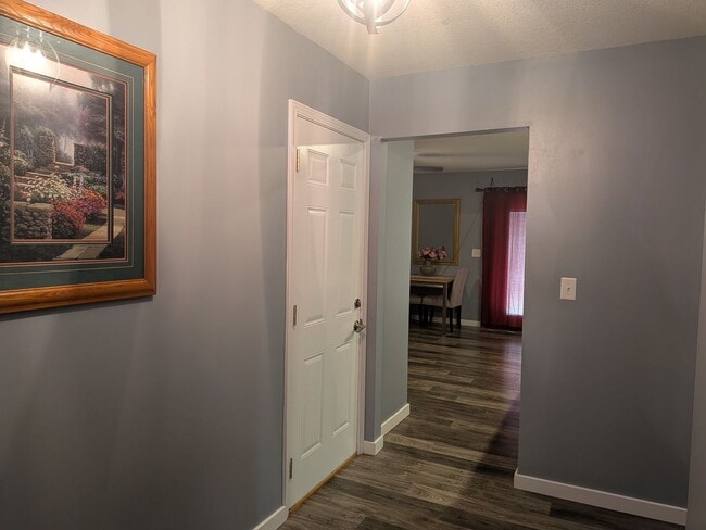 Building Photo - Fully furnished. All utilities included 3 Bed 1.5 Bath House