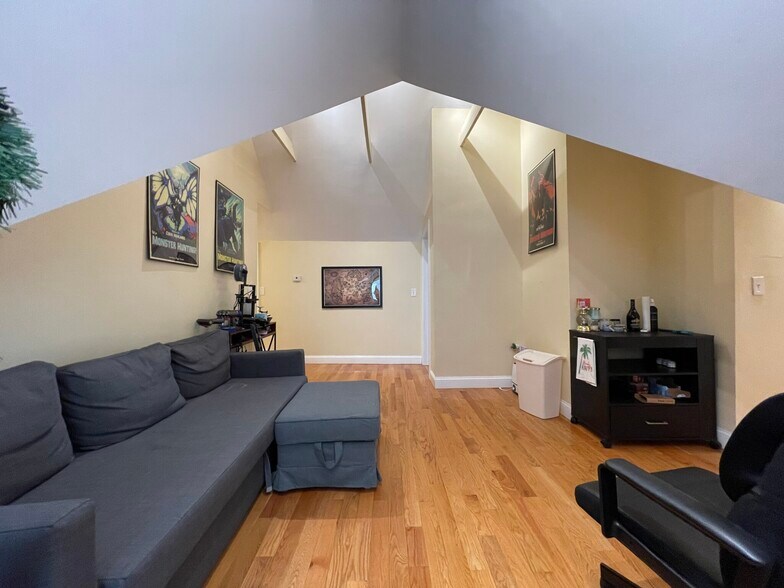 Building Photo - 5 Irving St