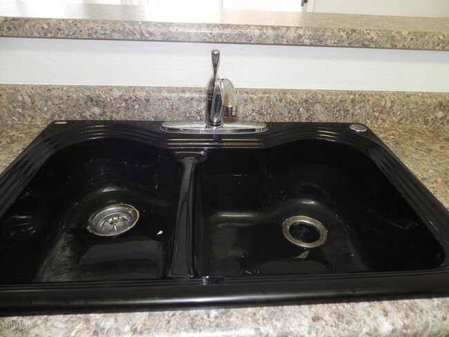 Building Photo - 1120 N Val Vista Dr