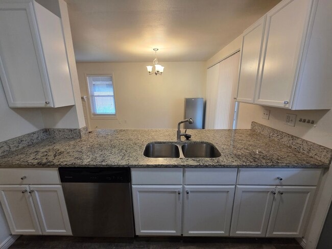 Building Photo - Massive 5 Bedroom Townhouse in Aurora