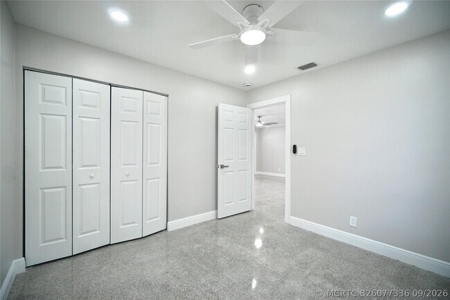 Building Photo - 917 SE 15th Ct