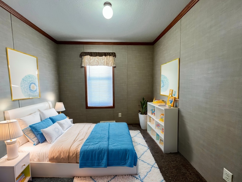 Building Photo - 1432 Iowa Dr