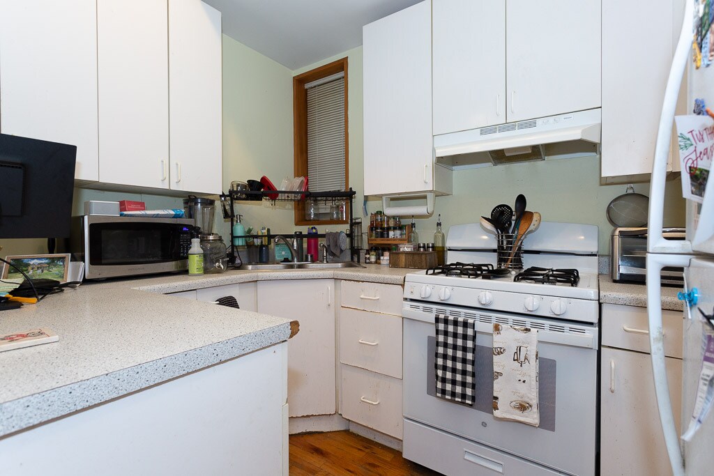 Building Photo - 1305 N Greenview Ave