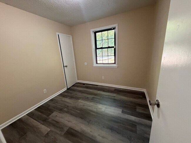 Building Photo - 3 Bedroom Brick Home