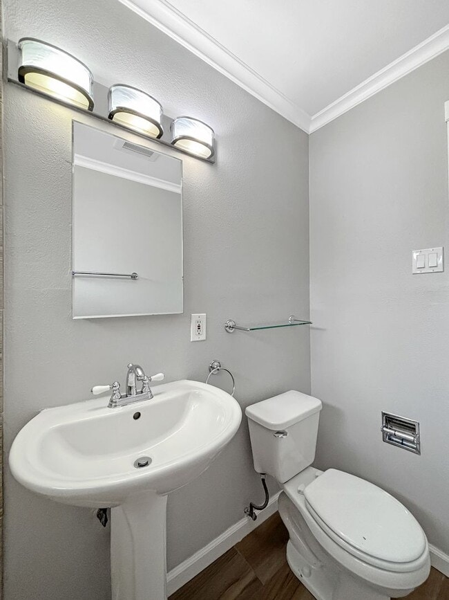 Building Photo - Beautiful 4BD/2BA House in Bay Ho W/ A/C, ...