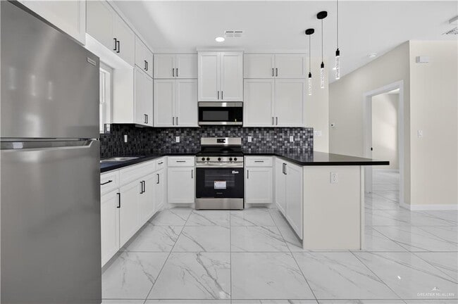 Building Photo - 20 S Woodland Dr