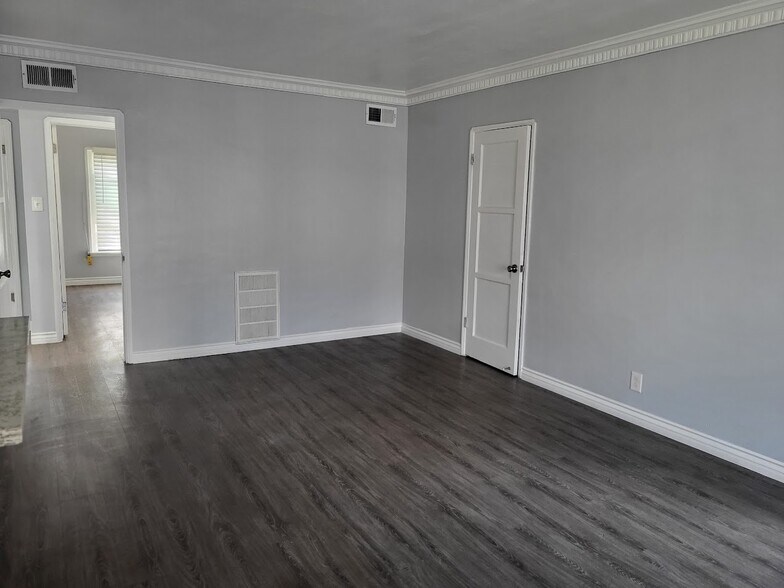 Building Photo - 10239 S 8th Ave