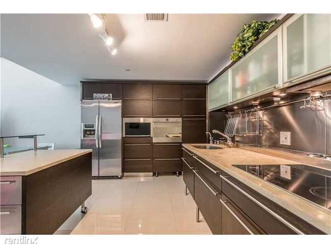 Building Photo - 2 br, 2.5 bath Condo - 6000 Collins Ave Go...