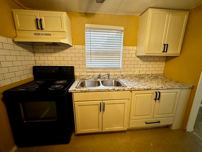 Building Photo - 1325 Hidalgo St