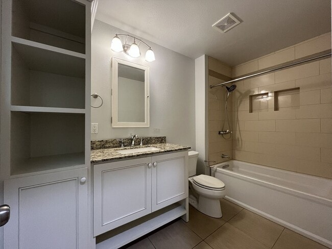 Building Photo - Stunning Lake Oswego Home with Outdoor Retreat, Vaulted Ceilings & Walk-In Closet