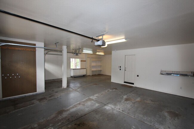 Building Photo - 2100 N Timberline Rd