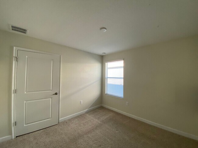 Building Photo - Spacious 4-Bedroom Home in Prime Winter Ga...