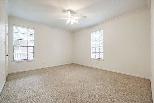 Building Photo - 2255 Braeswood Park Dr