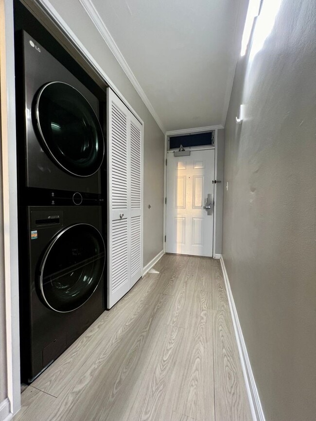 Building Photo - Spacious 1Bed 1Bath 1Parking Stall With Lanai & Den