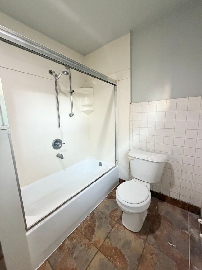 Building Photo - Great 3 bed home in Bond Hill!!