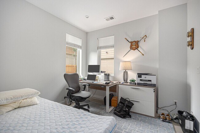 Building Photo - End unit 2bed/2.5 bath plus bonus office/r...