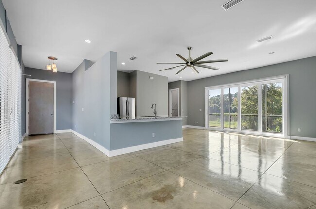 Building Photo - Modern Loft Near HCA & TMH With Lake Frontage
