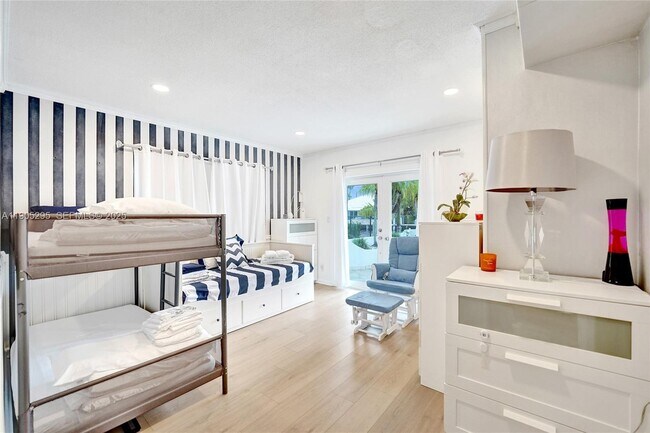 Building Photo - 2889 NE 35th St