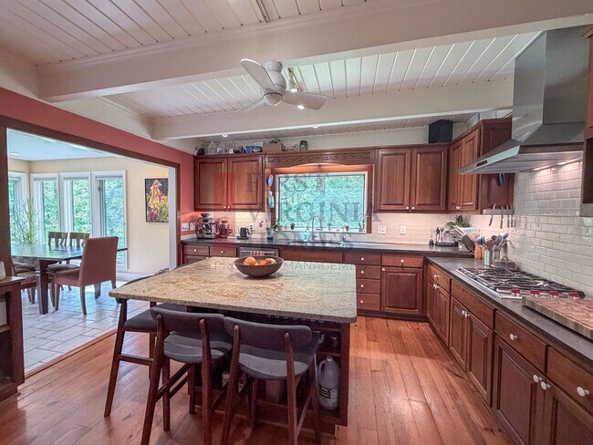 Building Photo - Furnished 4Bedroom/3.5 Bath Home in Ivy