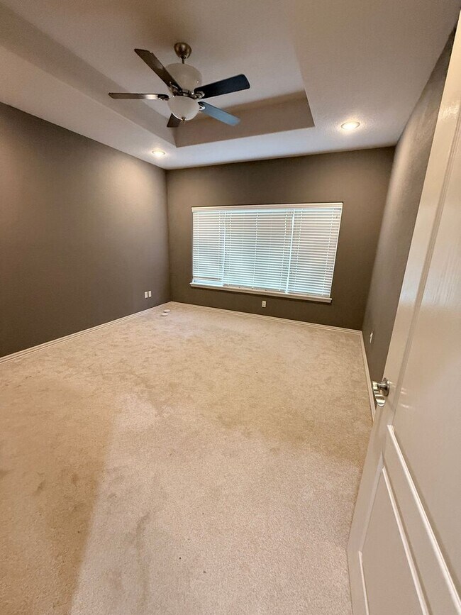 Building Photo - Beautiful 3 Bedroom and 2 Bathroom House