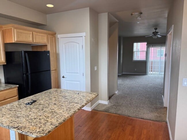 Building Photo - **SPECIAL** FIRST MONTH FREE W/ ONE YEAR LEASE/ 3 LEVEL CONDO W/ UPGRADES, GARAGE/ FENCED YARD