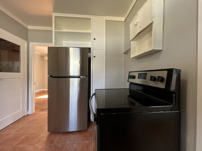 Building Photo - Charming St. Johns Bungalow with Fireplace, Bonus Space & Large Backyard