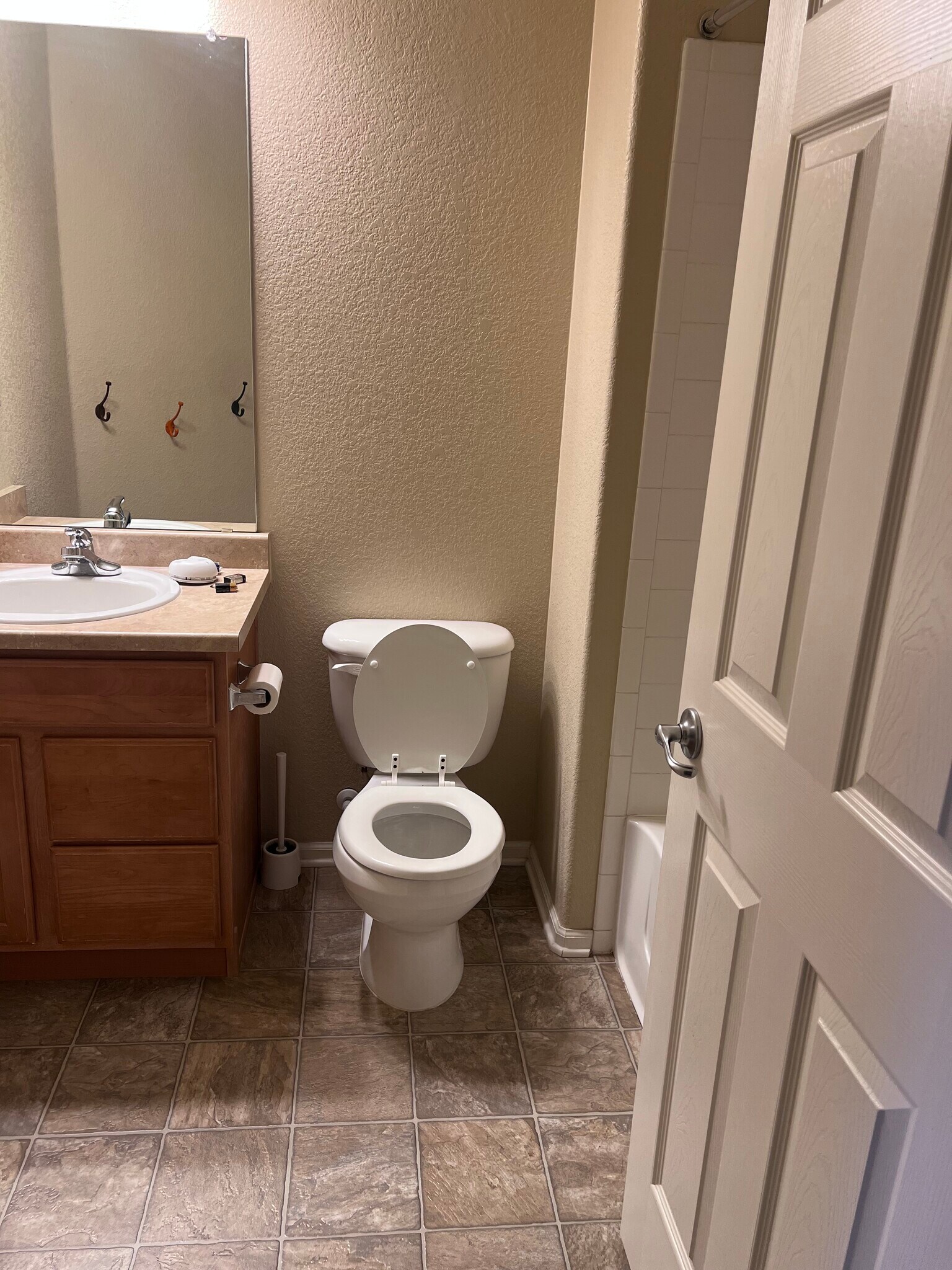 Shared full bath - 4443 S Independence St