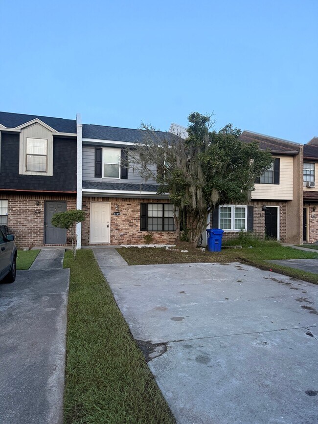 Building Photo - 5769 Dewsbury Ln
