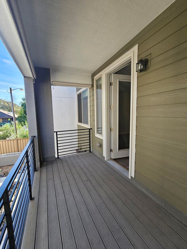Building Photo - Contemporary townhome in Great Location