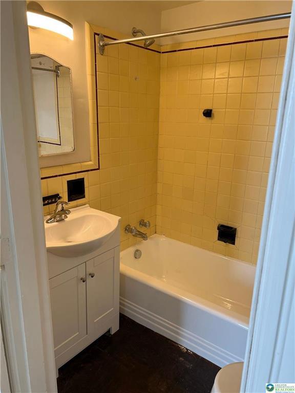 Building Photo - 529 Linden St