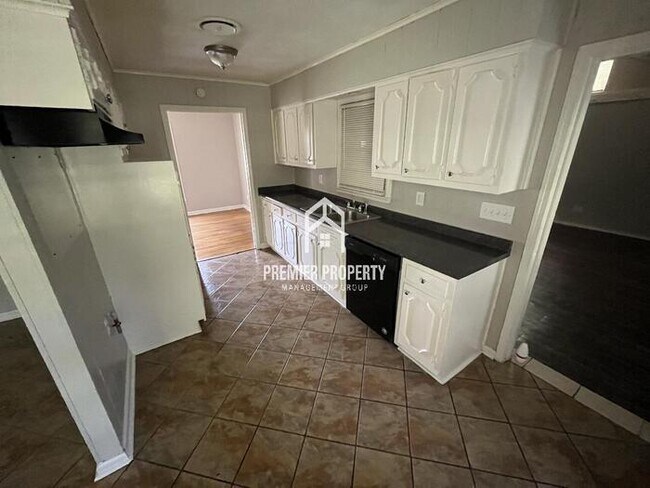 Building Photo - 2065 St James Dr