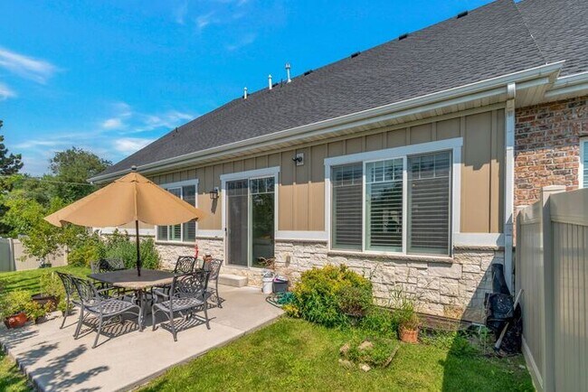 Building Photo - Upmarket Townhouse in Sought After Holladay City