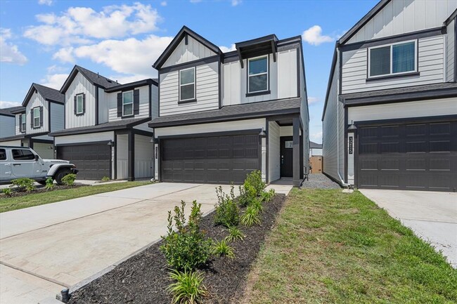 Building Photo - 3213 Crown Gate Dr