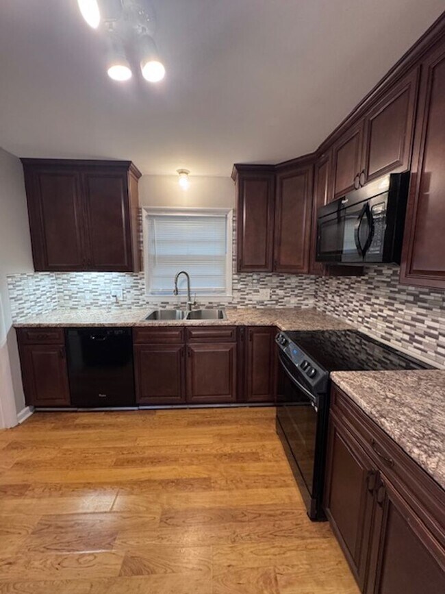 Building Photo - Cozy Ranch Style home located in the Matthews Park community.