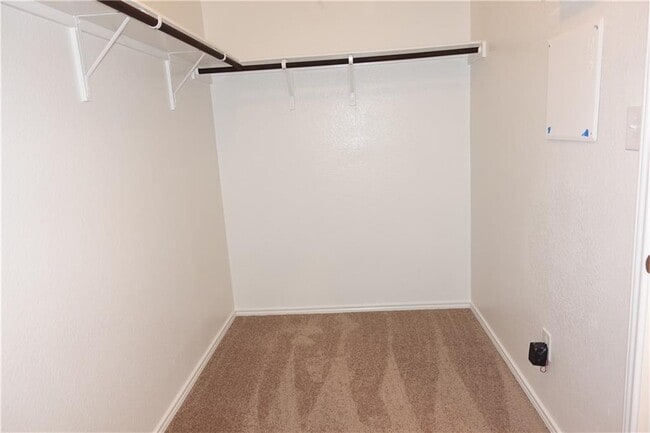 Building Photo - 1001 Hillrose Dr