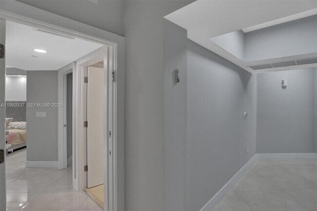 Building Photo - 20000 E Country Club Dr