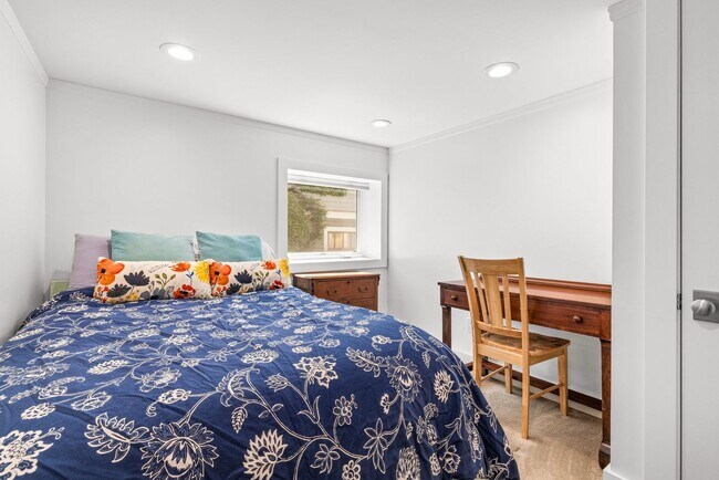 Building Photo - 5bd/2.75ba Seattle Home