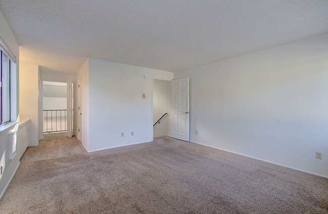 Building Photo - WELL MAINTAINED 2 BR, 2 BA TOWNHOME BY VAN MALL AREA!