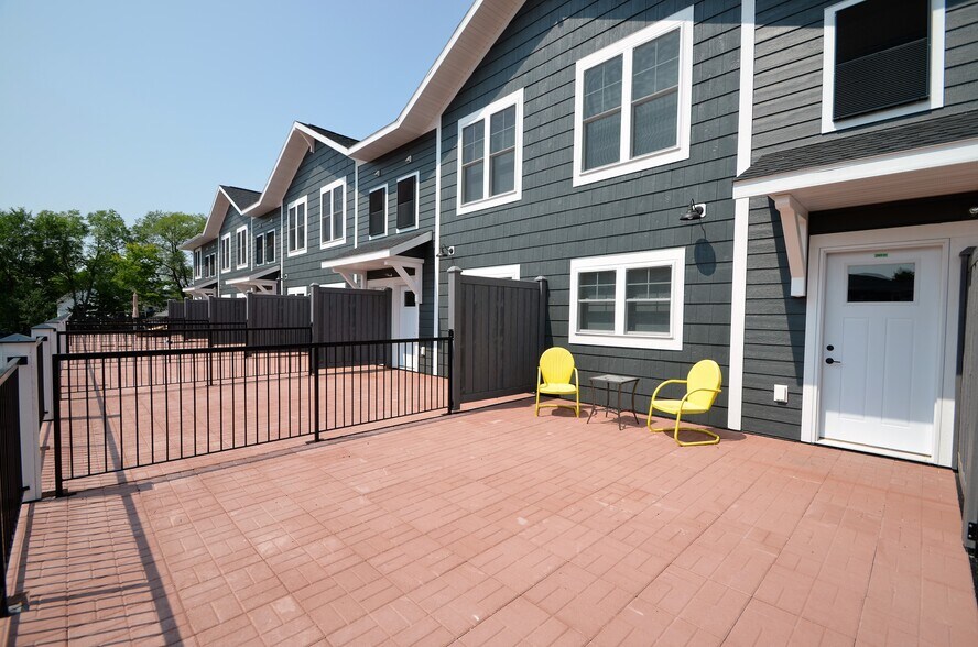 Private patio - 2018 Campbell Rd