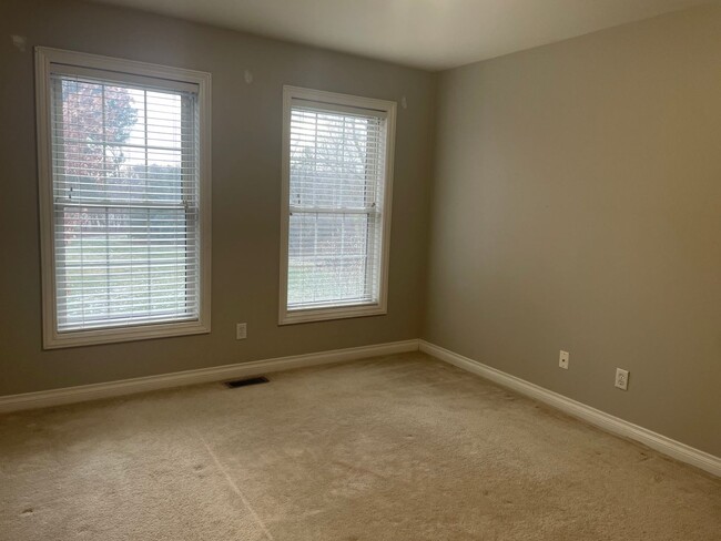 Building Photo - 2 master suites with walkin closets, singl...