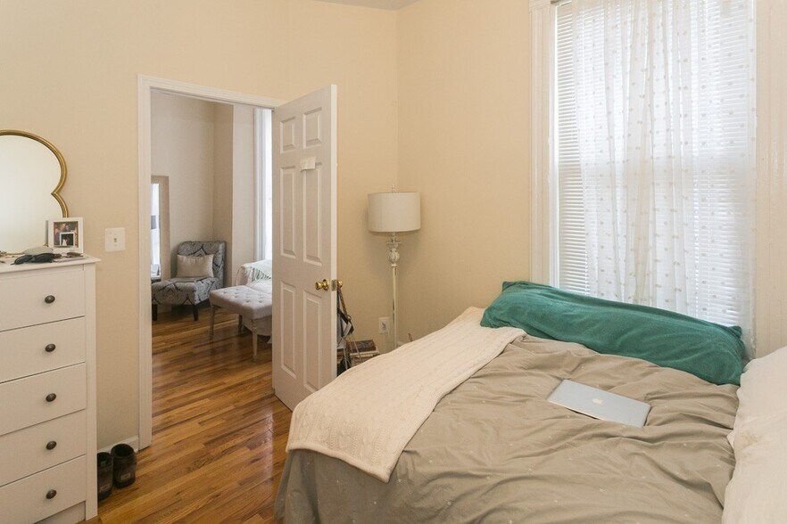 Building Photo - 2137 N Sheffield Ave