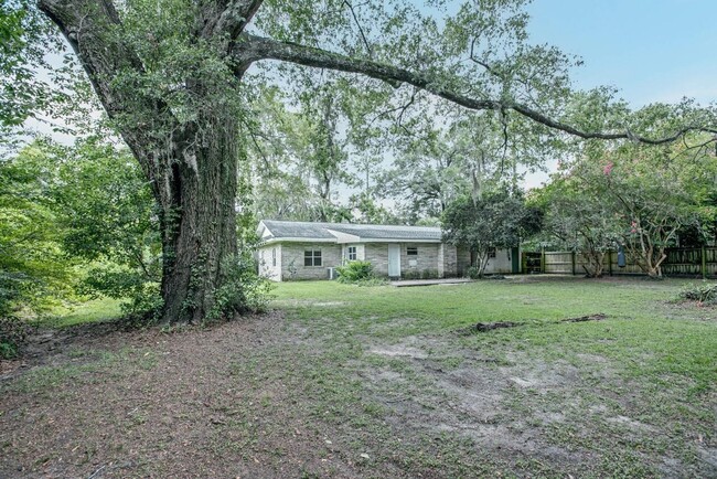 Building Photo - 1525 Blountstown St