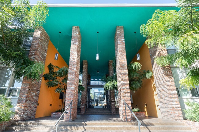 Building Photo - 4221 W Kling St