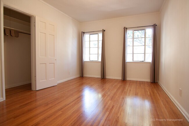 Building Photo - Hillside, 7101-7111 1/2