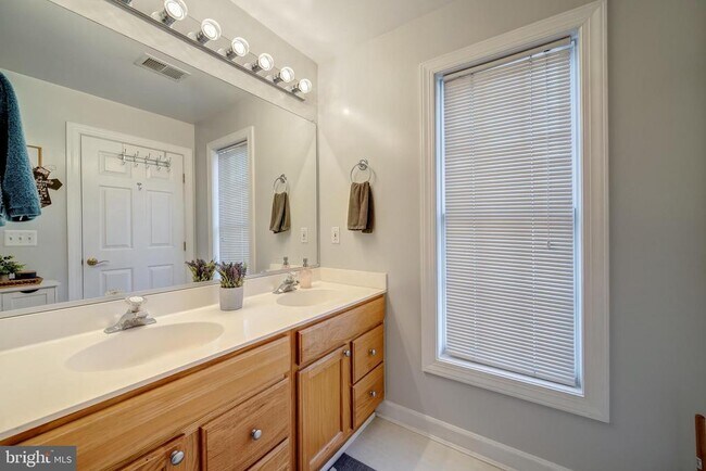 Building Photo - 921 Harrison Cir