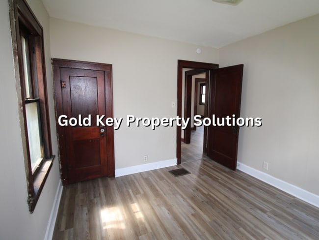 Building Photo - 2 BR 1 BA House with New Flooring and Paint (SECTION 8 APPROVED)