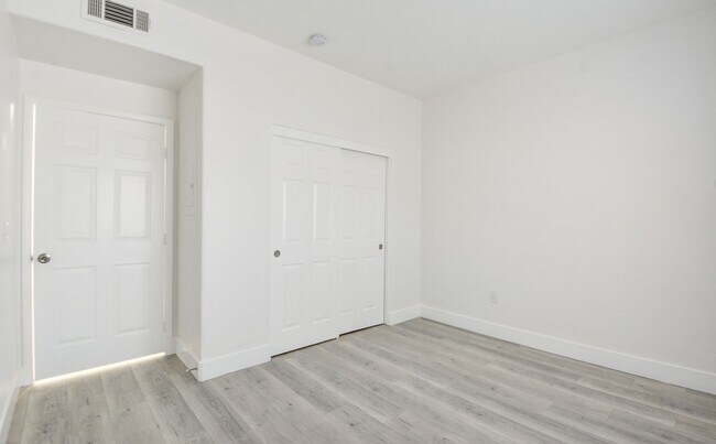 Building Photo - UPGRADED 2 BEDROOM CONDO!
